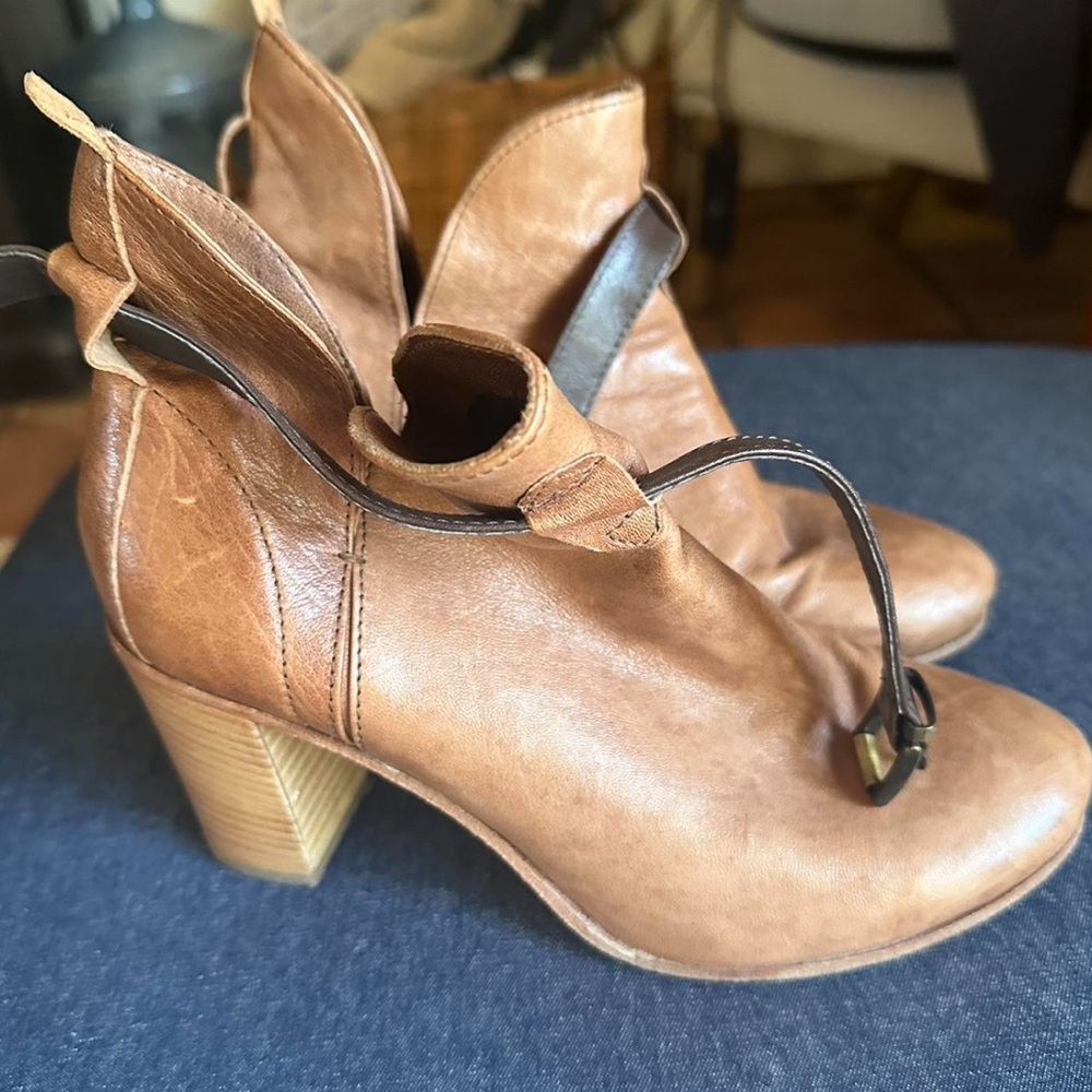 Verro Cuoio Italian brown leather ankle boots
size 36 EU (US 6)